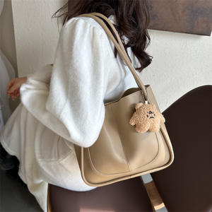 Bolso Tote Retro Casual de Invierno con Colgante, Gran Capacidad y Cierre de Cremallera, Estilo Moderno - Product Image 5