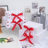 Boîte cadeau pliable à succès avec impression étoile à cinq branches, couvercle rabattable magnétique et ruban pour emballage cadeau