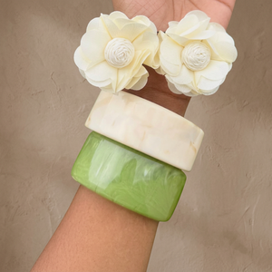 Conjunto de Brazaletes de Resina Hechos a Mano con Diseño Floral en Tono Crema y Verde, Accesorio de Joyería para Regalo o Decoración de Bodas - Product Image 1