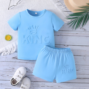 ชุดสองชิ้นสำหรับเด็กผู้ชาย เสื้อแขนสั้นลำลองพร้อมตัวอักษรนูนและกางเกงขาสั้นลายพรางสำหรับเด็ก - Product Image 1