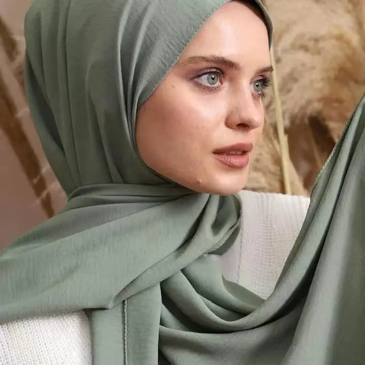 2023 Heiße Produkte Fantastisch Bewunderns werte Bawal Crêpe Cotton Tudung Einfarbige Mode Malaysia Falten Hijabs Frauen Muslim Schal