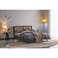 Lit rembourré incurvé de style vintage moderne italien avec cadre en bois pour chambre à coucher