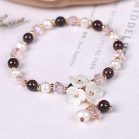 Nouveau bracelet tendance en perles d'eau douce avec breloques exquises en pierre rose, cristal et fleur de coquillage pour femme