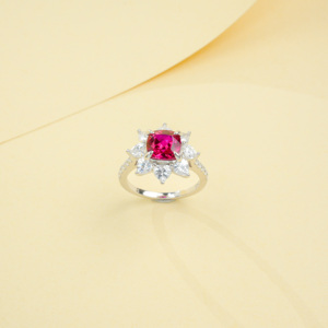 แหวนเงินแท้ 925 ประดับทับทิมสังเคราะห์ทรงคุชชั่น ล้อมเพชรลายดอกไม้ - Product Image 3