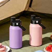 Gepersonaliseerde logo dubbelwandige vacuüm geïsoleerde roestvrijstalen tumbler 1,8L inhoud voor kamperen, populaire thermosbeker