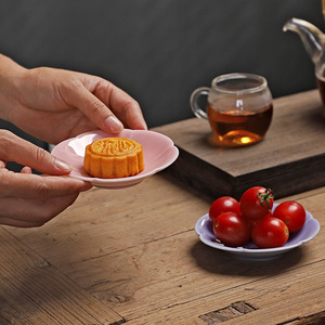 Assiette en céramique pour thé et pâtisserie, forme de fleur à six pétales, motif nuage porte-bonheur, pour utilisation en salon de thé ou lors de fêtes, origine Dehua - Product Image 2