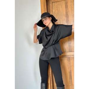 Vêtements européens en gros, chemisiers noirs à col en V - Product Image 3