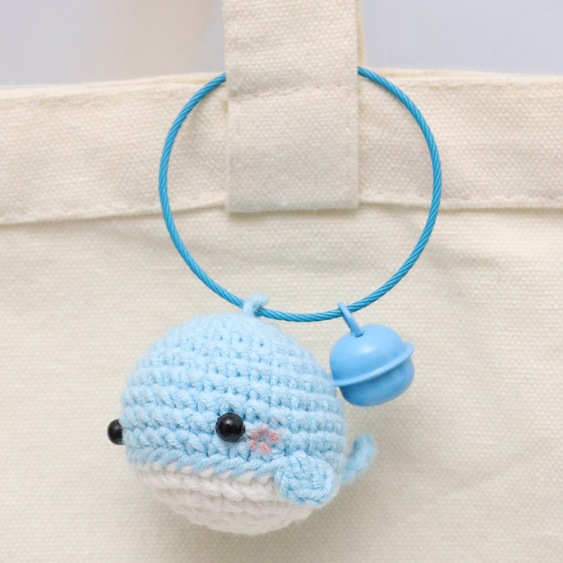 Boucle en fil bleu avec motif petit dauphin