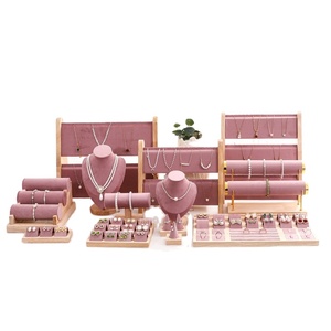 Bộ giá đỡ trưng bày trang sức bằng gỗ nhung hồng nóng, gồm giá đỡ và khay đựng vòng cổ, nhẫn, lắc tay. - Product Image 2