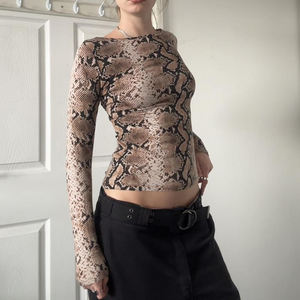 เสื้อยืดแขนยาวพิมพ์ลายงูสำหรับผู้หญิง เสื้อทรงเข้ารูปยืดได้ แฟชั่นยุโรปอเมริกัน สไตล์ลำลอง - Product Image 3