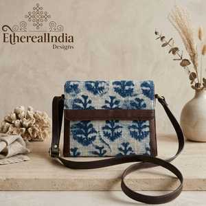 Bolso bandolera estilo boho hecho a mano con estampado de bloques, forro de algodón y piel sintética vegana pequeña. - Product Image 6