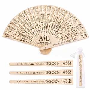 Éventails en bois de santal gravés sur mesure - Cadeaux de fête pour demoiselles d'honneur, fête prénuptiale - Product Image 1
