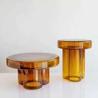 Ensemble de tables basses modernes en résine solide, bancs de canapé et tables d'appoint colorés sur mesure, tables gigognes design modernes pour intérieurs haut de gamme