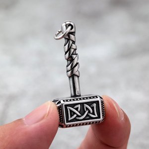 Colgante de martillo de Thor de acero inoxidable retro nórdico con diseño de nudo celta para hombre, para uso diario. - Product Image 2