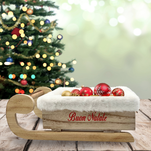 Porta Regali Natalizio in Legno a Forma di Slitta con Pelliccia Bianca e Scritta Rossa 34x18x12 Cm per Decorazioni Festive - Product Image 6