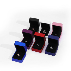 Tùy chỉnh Led hộp đồ trang sức với sơn màu đen kết thúc logo và vàng dập Luxury LED Đèn hộp đồ trang sức - Product Image 2