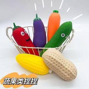 Jouet anti-stress souple en TPR en forme de fruits et légumes : aubergine, piment, concombre, banane, carotte - Product Image 2