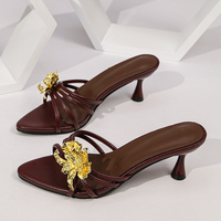 Nouvelles Sandales Élégantes à Talons Mi-Hauts pour Femmes 2026, Tendance et Sexy, à Bout Ouvert avec Décoration Florale Métallique