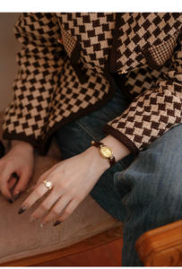 Reloj de cuarzo para mujer con caja redonda de acero inoxidable 316L resistente al agua a la moda de lujo con logotipo personalizado - Product Image 4