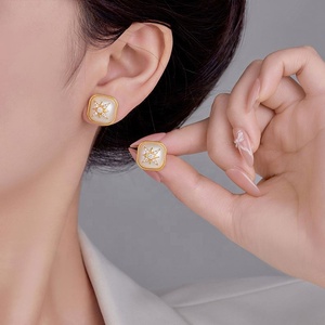 Pendientes de Mujer Estilo Retro Francés, Nuevos, de Alta Gama, Lujo, Estrella Octogonal, Imitación de Perla, Geometría Exquisita, Oro y Cobre, Regalo - Product Image 2