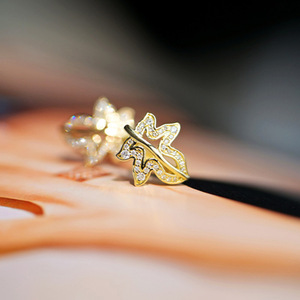 Orecchini a Cerchio con Foglia d'Acero e Zirconi per Donne, Gioielli Eleganti e Raffinati - Product Image 6