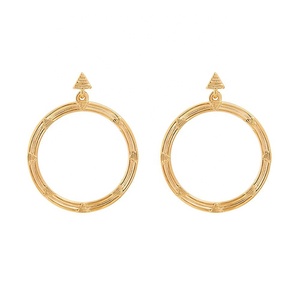 Pendientes de aro grandes populares chapados en oro 18K simples con latón - Product Image 3
