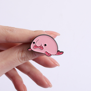 Broches en émail en forme de poisson Blobfish rose de dessin animé, mignonnes, kawaii, animaux étranges, broche pour revers, sac à dos, badge, bijoux, cadeau, vente en gros - Product Image 4