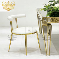 Chaises de mariage de luxe en acier inoxydable durable, blanches, au design moderne et avec coussin moelleux, pour hôtels, salles à manger et salons.