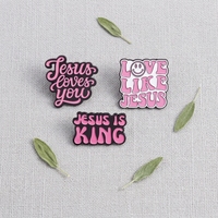 Broche vintage en émail métallique électroplaqué, à motif de lettres religieuses inspirées de la foi avec accent rose, à face unique, de collection