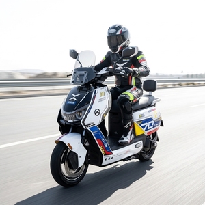 Motocicleta Eléctrica 2026 con Diseño Exclusivo, Aceleración con Gas Nitrógeno, <span class=keywords><strong>120</strong></span> <span class=keywords><strong>km</strong></span>/<span class=keywords><strong>h</strong></span>, Posicionamiento GPS, EBS y Recuperación de Energía - Product Image 1