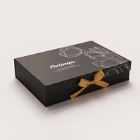 Scatola Regalo di Lusso Personalizzata per Abbigliamento con Chiusura a Nastro Nero, Confezione Rigida Pieghevole in Carta per Branding di Abbigliamento