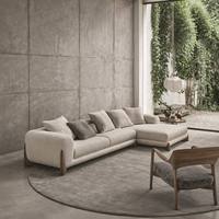 Sofá de Salón Extra Largo de 6 Plazas con Base Escultural de Madera y Tapicería de Tela Bouclé Orgánica en Color Crema Blanco para Villa