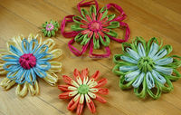 Fleurs de raphia faites à la main personnalisées d'usine beaux patchs de fleurs de raphia pour vêtement de sac à chapeau, autocollant d'applique tissé