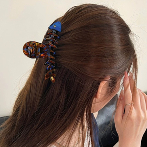 Épingles à cheveux populaires au design de niche, luxe léger, forme d'arête de poisson, style tempérament, bijoux tendance pour femmes, vente en gros - Product Image 3