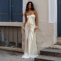 Robe de soirée élégante sans bretelles en satin, longueur ras du sol, coupe trapèze, avec plis et fente haute