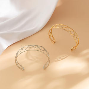 تشطيب البولندية 18 قيراط مطلية بالذهب نمط الكفة قلادة عنق نوع C حلية سبائك الفضة مطلي قلادة عزم الدوران - Product Image 3