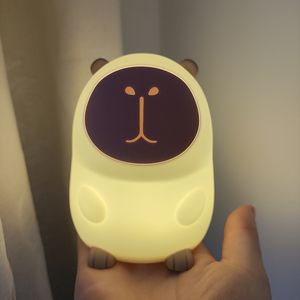 Linda Lámpara Nocturna LED de Capibara, Lámpara de Noche de Silicona Suave, Lámpara de Noche Recargable por USB para Niños con Temporizador - Product Image 3