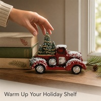 Décoration de Noël : Camion, Bougie, Cône de Pin, Surface en Bois Enneigée, Effet Bokeh Lumière Chaude, Fenêtre au Crépuscule, Salon, Soirée Douillette