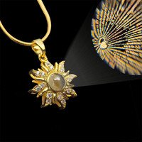 LV042 Colliers ras du cou tendance avec projection « JE T'AIME » en 100 langues, pendentif bijou plaqué or 18 carats avec breloque soleil