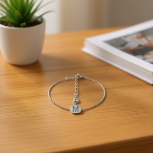 Bracciale in acciaio inossidabile Acero con ciondolo a lettera M da 1 cm, gioiello alla moda per donna - Product Image 3