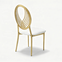 Chaise de réception moderne en métal doré avec dossier Phénix, coussin blanc, pour événements et location de mariage