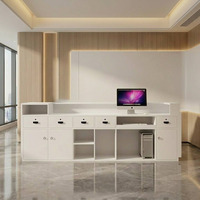 Bureau d'accueil moderne blanc crème avec bande lumineuse LED, comptoir de bureau minimaliste incurvé, comptoir de salon, table de clinique de beauté