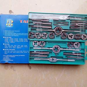 Juego de Machos y Terrajas Multifuncional Directo de Fábrica con Llave de Acero Recubierta de Titanio, Macho Manual, Gran Descuento - Product Image 1