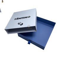 Caja de Cartón para Ropa y Camisetas de Lujo con Logotipo, Laminación Mate, Recubrimiento UV y Forro de Esponja