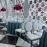 Chaise de salle à manger d'hôtel moderne de luxe en métal plaqué or avec dossier en forme de cœur pour mariages, banquets, conférences, restaurants