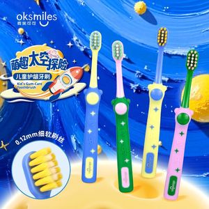 Okemiles Brosse à dents pour enfants, poils souples, design ergonomique, brosse à dents manuelle pour enfants, forme d'astronaute spatial - Product Image 5