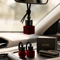 Botol Diffuser Parfum Mobil Silinder Kaca Mini Kain Beludru Merah Elegan dengan Tutup Hitam untuk Dekorasi Penyegar Udara Interior Mobil
