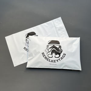 Enveloppes en polyéthylène blanches mates personnalisées avec impression noire - Sacs d'expédition imperméables pour les marques de produits et de style de vie - Product Image 2