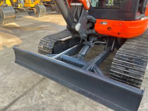 Mini-pelleuse compacte Kubota U55-4 d'occasion, faible nombre d'heures de fonctionnement, châssis en excellent état, cabine climatisée, ligne hydraulique auxiliaire. - Product Image 2