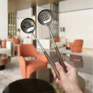 Louche à soupe en acier inoxydable 304 avec manche en bois de noyer et passoire pour usage domestique et professionnel - Product Image 1